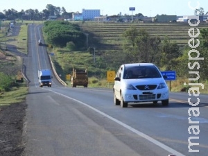 Motoristas ignoram lei que obriga uso do farol baixo de dia em rodovias Motoristas ignoram lei que obriga uso do farol baixo de dia em rodovias