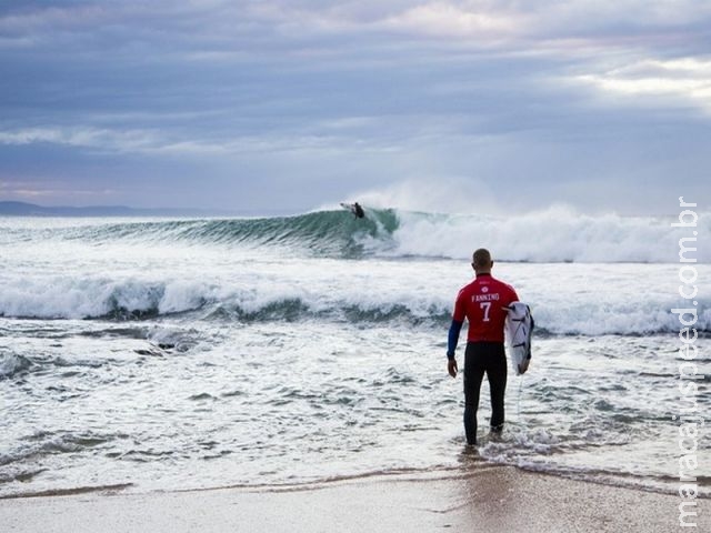 Quase 1 ano após ataque de tubarão, Fanning retorna a J-Bay com vitória Quase 1 ano após ataque de tubarão, Fanning retorna a J-Bay com vitória