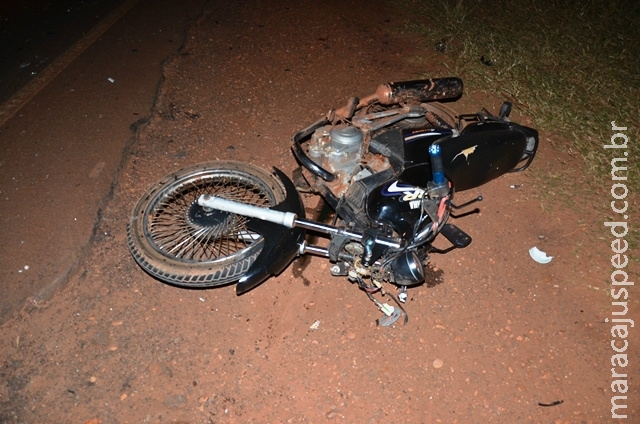 Jovem fica ferido ao colidir moto contra carreta