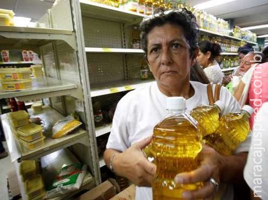  Milhares de venezuelanos atravessam fronteira com a Colômbia para comprar comida