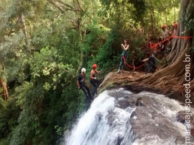 Amigos passam fins de semana ensinando rapel na Cachoeira do Céuzinho Amigos passam fins de semana ensinando rapel na Cachoeira do Céuzinho