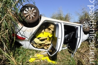 Carro lotado com maconha capota e deixa dois feridos