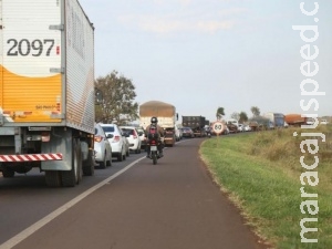 Protesto do MST gera congestionamento de 2 km e irrita motoristas Protesto do MST gera congestionamento de 2 km e irrita motoristas