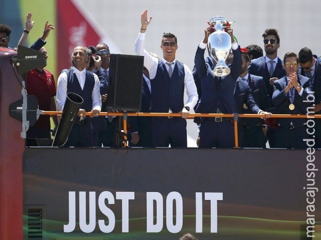 Seleção portuguesa chega a Lisboa e comemora título com os torcedores