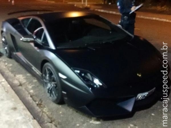 Lamborghini que vale R$ 1 milhão é apreendida em blitz na Capital