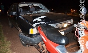 Carro bate na traseira de moto, homem é arremessado e fica em estado grave