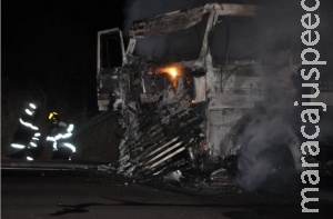 Cabine de carreta é consumida pelo fogo após pane elétrica na BR-163