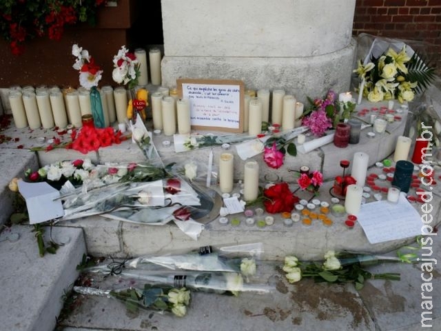 Incredulidade e raiva em Saint Etienne du Rouvray após assassinato de padre Incredulidade e raiva em Saint Etienne du Rouvray após assassinato de padre