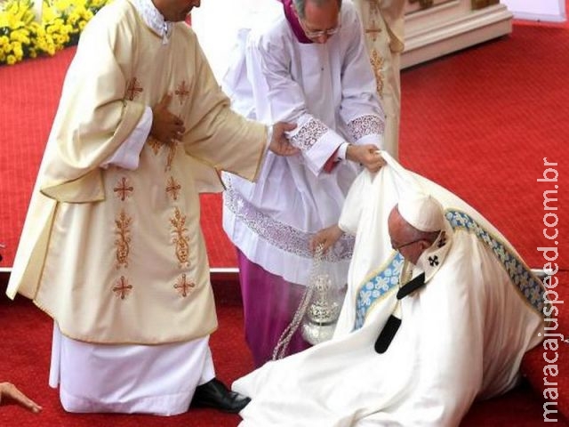 Papa cai durante missa na Polônia e não se machuca Papa cai durante missa na Polônia e não se machuca