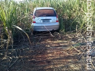 Encapuzados armados fazem refém família, roubam R$ 4 mil e carro