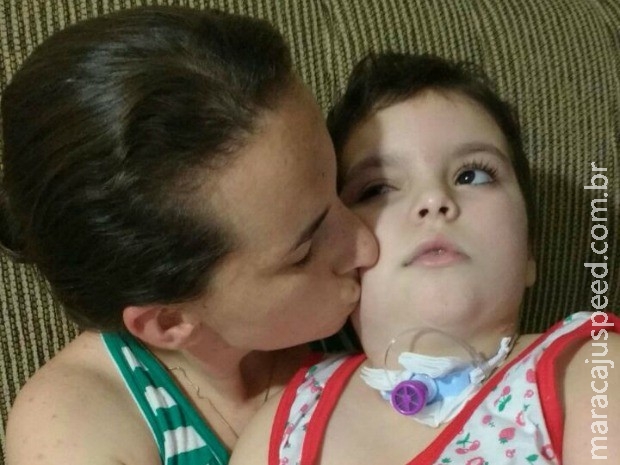 Após um ano, menina que perdeu o pai em acidente luta contra sequelas Após um ano, menina que perdeu o pai em acidente luta contra sequelas