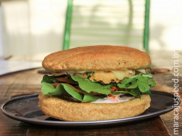 Grávida cria linha de hambúrgueres vegetarianos e até salsicha de cenoura