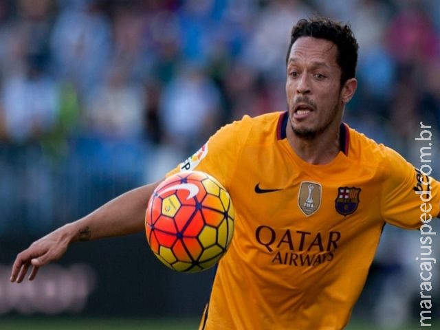 Barça vende lateral brasileiro Adriano ao Besiktas Barça vende lateral brasileiro Adriano ao Besiktas