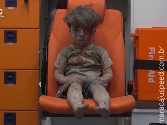 Menino é resgatado sob escombros de prédio após bombardeio na Síria Menino é resgatado sob escombros de prédio após bombardeio na Síria
