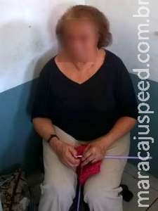 Presa com réplicas de fuzil, idosa faz crochê em base da PRF Presa com réplicas de fuzil, idosa faz crochê em base da PRF