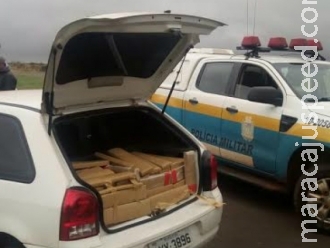 Condutor joga carro contra polícia e abandona droga