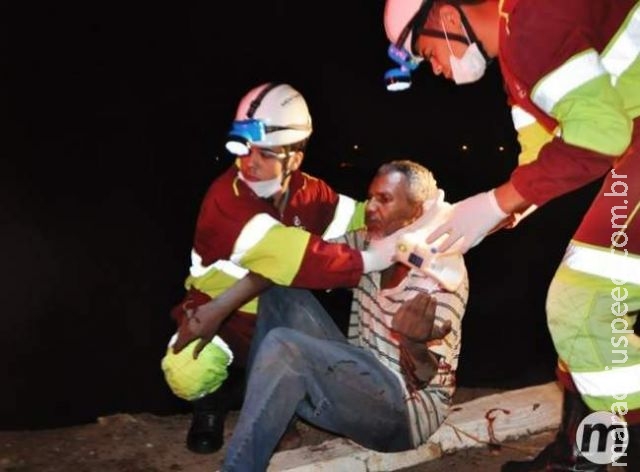 Motorista atropela homem, colide com cerca e acaba morrendo em rodovia