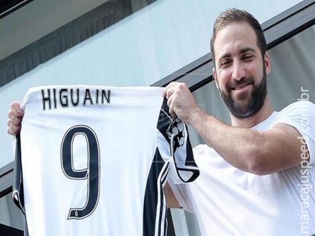 Presidente do Napoli diz que Higuaín faltou ao respeito com a torcida