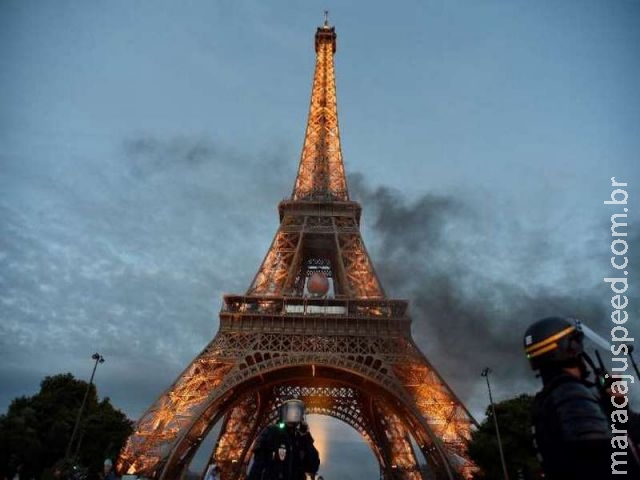 Torre Eiffel é evacuada após engano de funcionário Torre Eiffel é evacuada após engano de funcionário