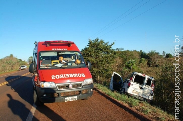Caminhão bate em van com pacientes e deixa 5 feridos