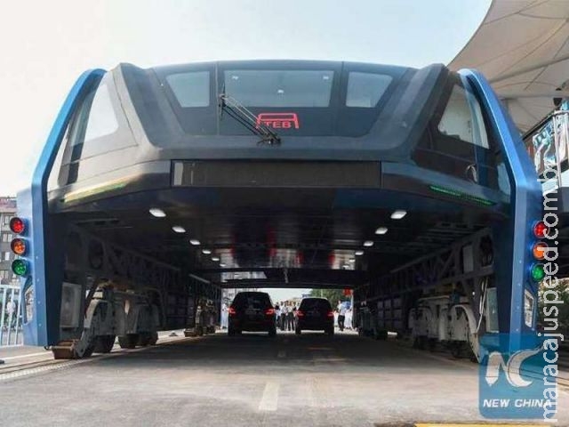 China tira do papel ônibus que anda por cima dos carros
