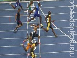 Usain Bolt faz história com tricampeonato nos 100 metros rasos Usain Bolt faz história com tricampeonato nos 100 metros rasos