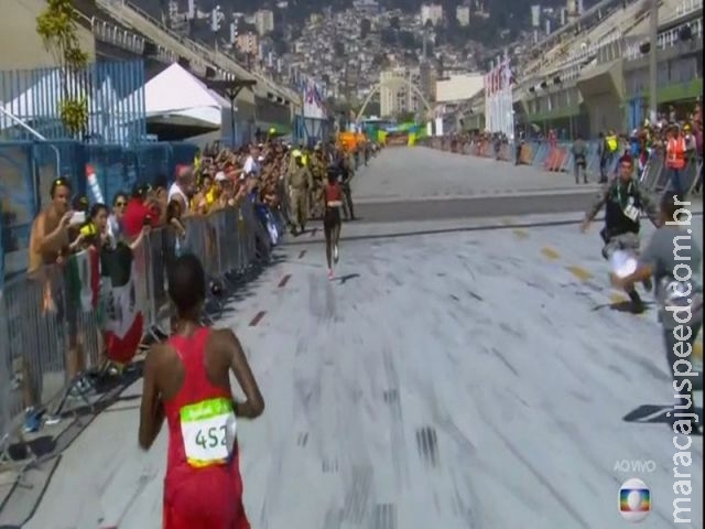 Policial do DOF impede invasão de manifestante durante a maratona feminina na Rio 2016