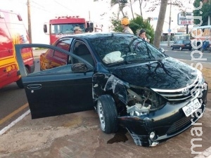Mulher fica ferida ao perder controle da direção e bater carro em poste