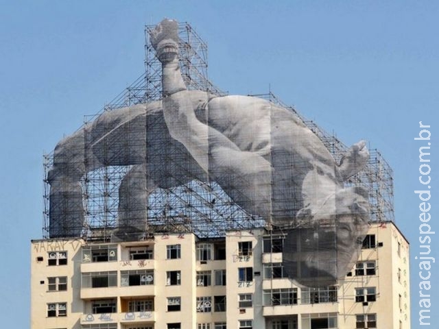 Artista francês instala obras gigantes que retratam atletas olímpicos no Rio Artista francês instala obras gigantes que retratam atletas olímpicos no Rio
