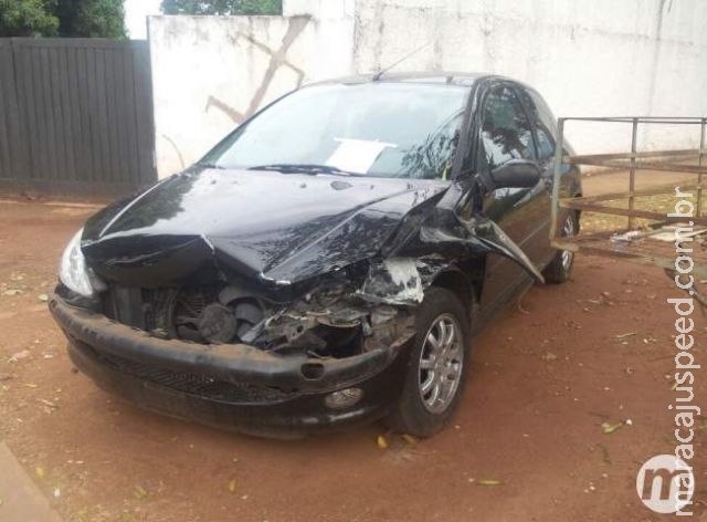 Ao chegar em casa e descarregar compras, jovem tem carro roubado 