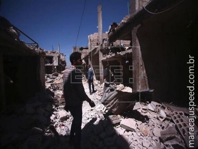Confrontos e bombardeios levam a deslocamento maciço de civis na Síria Confrontos e bombardeios levam a deslocamento maciço de civis na Síria