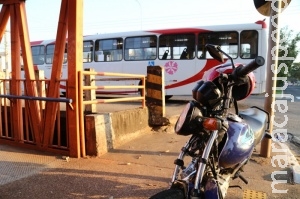 Homem fica ferido após colidir motocicleta em ônibus na Capital