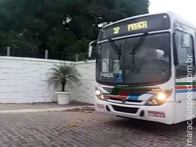 Com frota reduzida e reforço policial, ônibus voltam a circular em Natal Com frota reduzida e reforço policial, ônibus voltam a circular em Natal