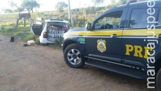 Veículo capota e traficante abandona 1 tonelada de maconha