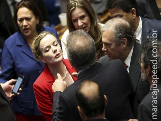 Renan arrepende-se de briga com Gleisi e diz que provocação do PT é " burrice " Renan arrepende-se de briga com Gleisi e diz que provocação do PT é " burrice "