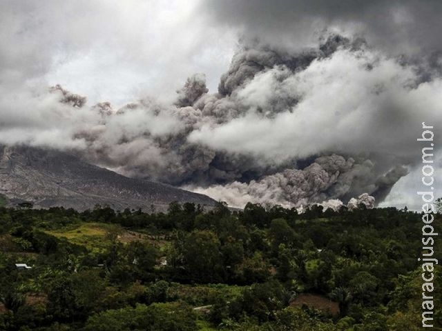 Vulcão Sinabung, na Indonésia, joga fumaça e cinzas a 3 km de altura