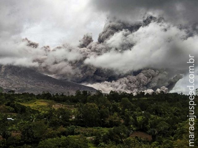 Vulcão Sinabung, na Indonésia, joga fumaça e cinzas a 3 km de altura Vulcão Sinabung, na Indonésia, joga fumaça e cinzas a 3 km de altura