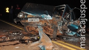 Carros batem de frente, ficam destruídos e família acaba ferida em acidente