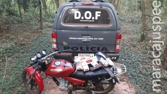 Contrabandista abandona motocicleta e cigarros