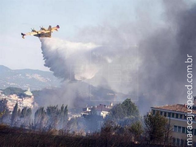 Incêndios arrasam 50 hectares em Roma e obrigam retiradas em asilo e convento Incêndios arrasam 50 hectares em Roma e obrigam retiradas em asilo e convento