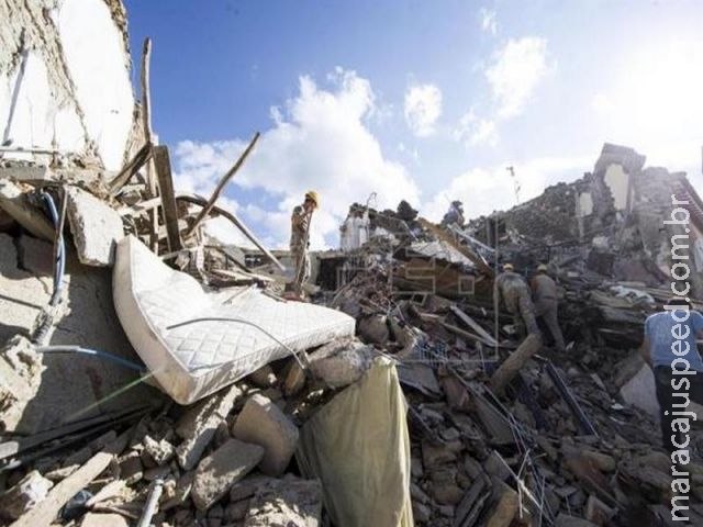 Continuam em Amatrice busca por sobreviventes após devastador terremoto Continuam em Amatrice busca por sobreviventes após devastador terremoto