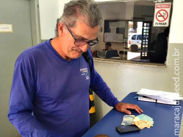 Homem acha celular, quase R$ 1 mil e leva pertences em delegacia de MS