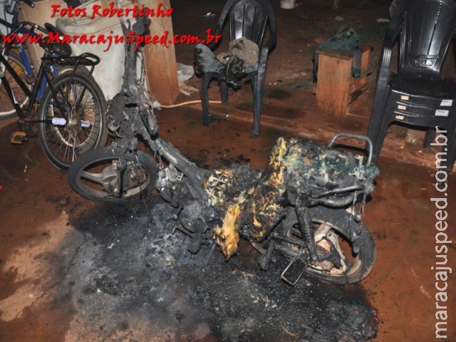 Maracaju: Incêndio possivelmente criminoso e com tendências políticas destrói motocicleta e coloca família em perigo Maracaju: Incêndio possivelmente criminoso e com tendências políticas destrói motocicleta e coloca família em perigo