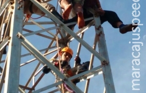 Bombeiros resgatam adolescente em torre de alta tensão