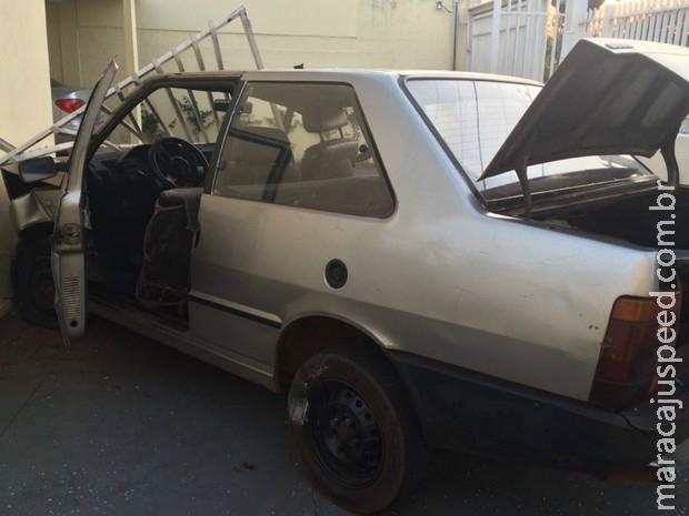 Carro derruba portão, invade casa e motorista abandona passageira ferida