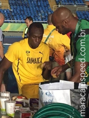 Após dar show, Bolt se arrisca com dardo e come nuggets no Engenhão Após dar show, Bolt se arrisca com dardo e come nuggets no Engenhão
