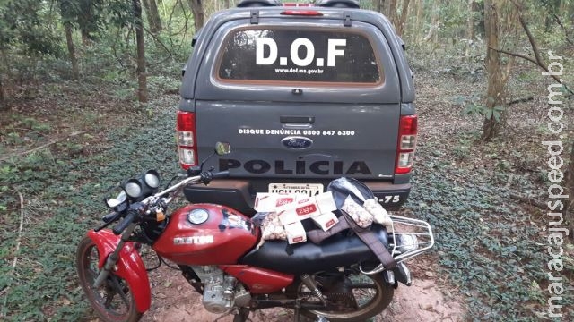 Contrabandista abandona moto e cigarro ao avistar equipe do DOF em Mundo Novo