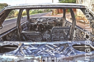 Vizinhos acordam com fumaça e encontram veículo em chamas
