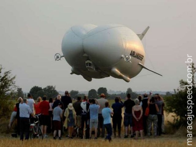 Maior avião do mundo cai ao realizar segundo teste de voo Maior avião do mundo cai ao realizar segundo teste de voo