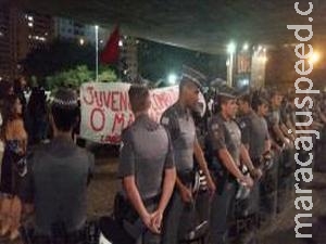 PM paulista reprime com cassetetes e spray de pimenta protesto contra Olimpíada PM paulista reprime com cassetetes e spray de pimenta protesto contra Olimpíada
